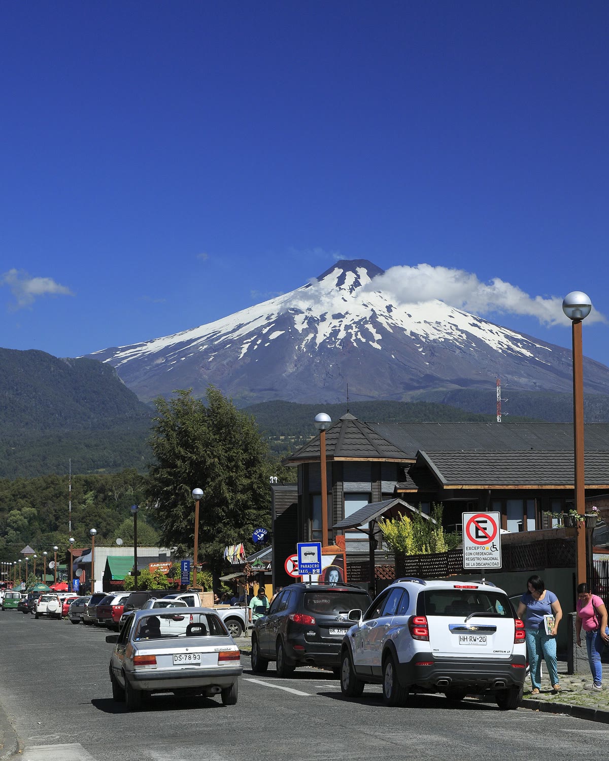 Una calle de Pucón con el volcán Villarrica al fondo
