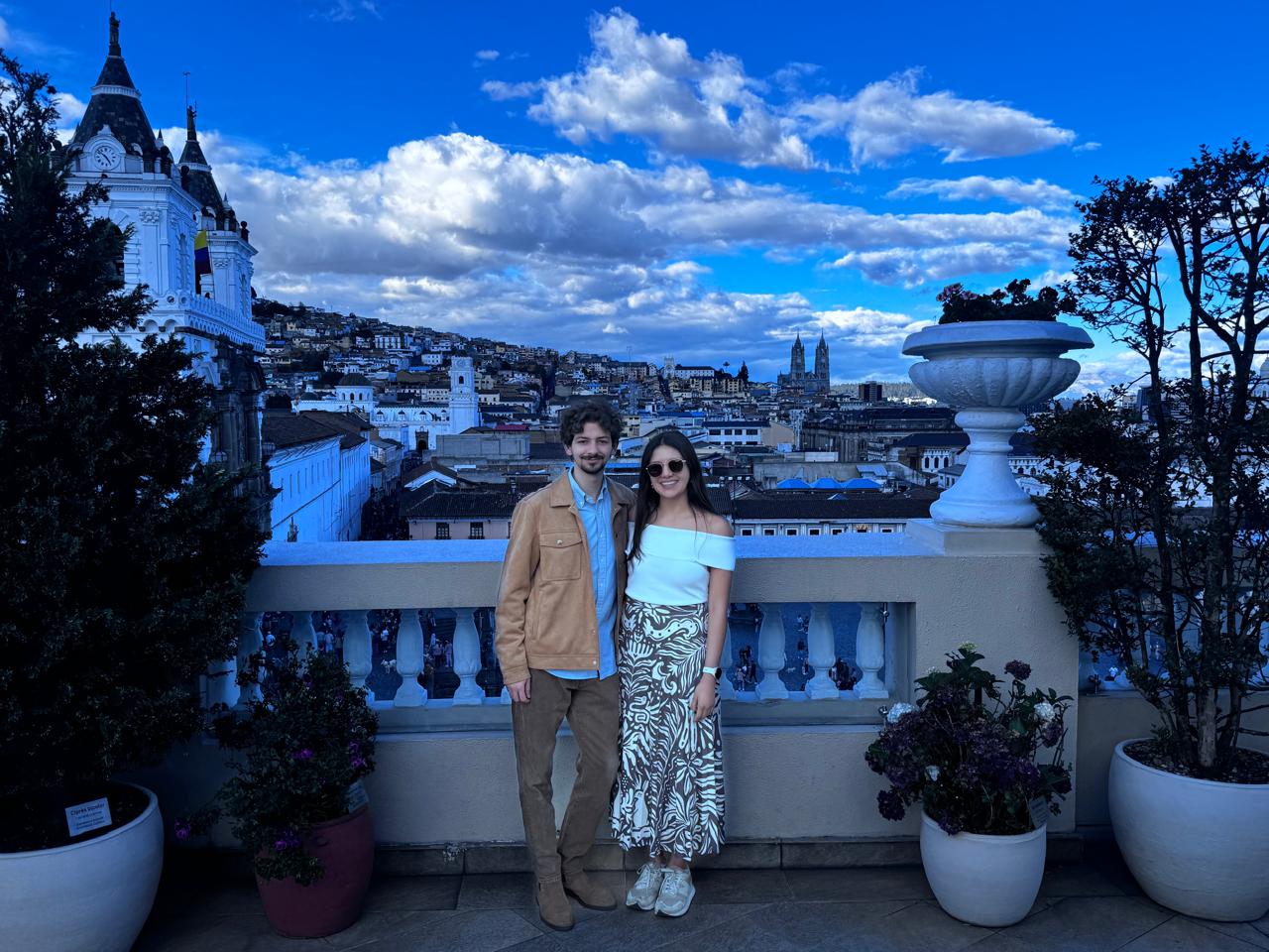 Nosotros dos en una terraza sobre Quito